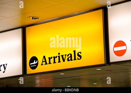 Signe des arrivées au Terminal 3, Heathrow Airport, Londres, Angleterre Banque D'Images