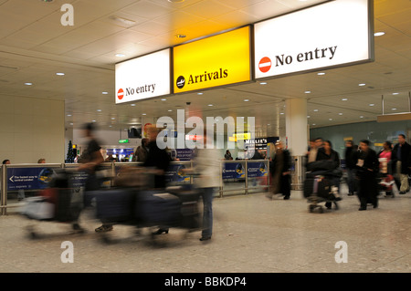 Arrivées au Terminal 3, Heathrow Airport, Londres, Angleterre Banque D'Images