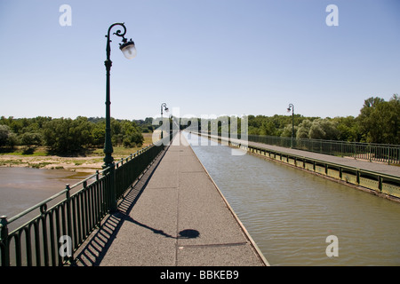 Canal de Briare France Pont Aqueduc de fer de l'autre côté de la Loire. Banque D'Images