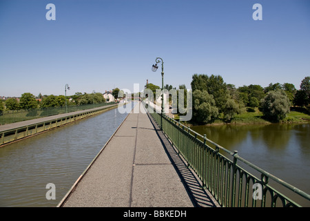 Canal de Briare France Pont Aqueduc de fer de l'autre côté de la Loire. Banque D'Images