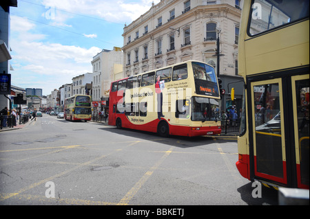 Bus dans le centre-ville de Brighton Banque D'Images