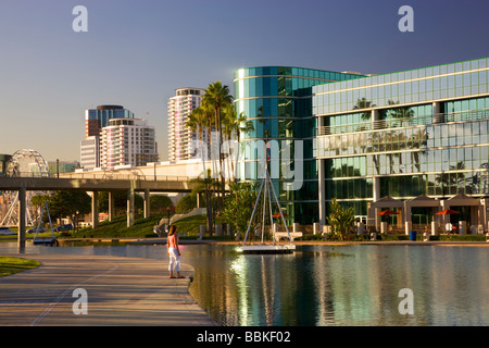 Un visiteur profite d'une lagune Rainbow Park Waterfront Centre Long Beach Californie parution modèle Banque D'Images