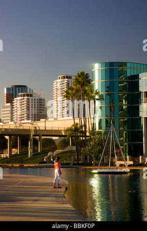 Un visiteur profite d'une lagune Rainbow Park Waterfront Centre Long Beach Californie parution modèle Banque D'Images