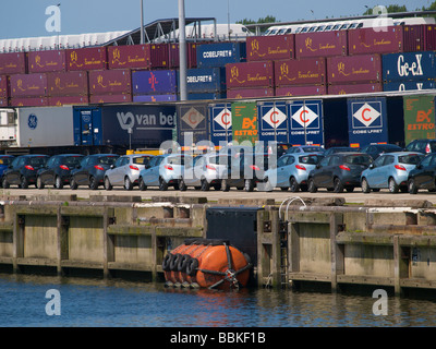 Ligne de toute nouvelle Mazda 2 voitures dans le port de Rotterdam en raison de la crise économique qu'ils seront difficiles à vendre Banque D'Images