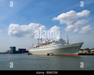 Le SS Rotterdam bateau de croisière classique au centre de Rotterdam, c'est d'être convertie en un centre de congrès. Banque D'Images