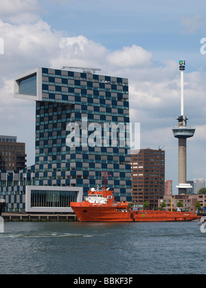 Et le transport nautique college de Rotterdam avec la tour Euromast en arrière-plan les Pays-Bas Banque D'Images