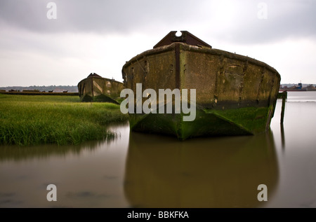 Béton vieux chalands sec, sur l'estran d'Essex de la Thames à marée haute Banque D'Images