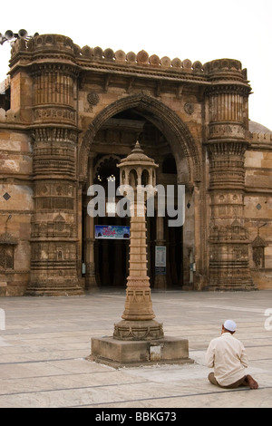 Musulman prie en cour de Jami Masjid (la grande mosquée), Ahmedabad, Gujarat, Inde. Banque D'Images