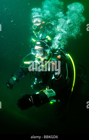 Deux plongeurs sur l'épave du navire HMS la plymouth Devon UK Scylla Banque D'Images
