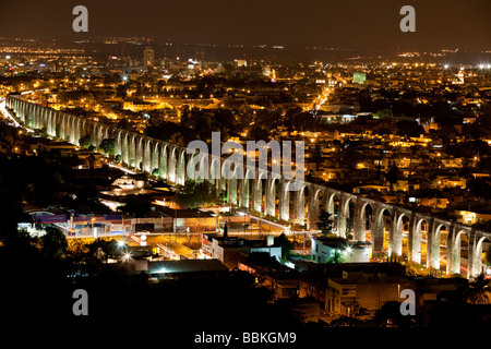 Photo de nuit de l'eau, de l'aqueduc s'étendant 4200 pieds à travers la ville coloniale espagnole de Santiago de Queretaro, Queretaro, Mexique Banque D'Images