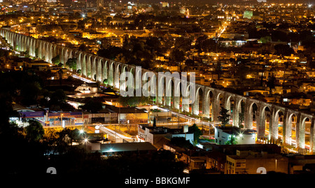 Photo de nuit de l'eau, de l'aqueduc s'étendant 4200 pieds à travers la ville coloniale espagnole de Santiago de Queretaro, Queretaro, Mexique Banque D'Images