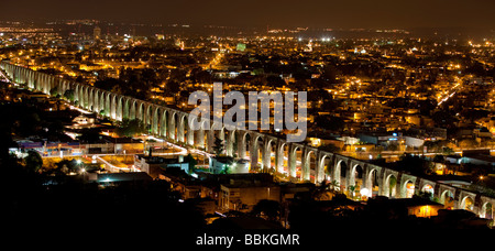 Photo de nuit de l'eau, de l'aqueduc s'étendant 4200 pieds à travers la ville coloniale espagnole de Santiago de Queretaro, Queretaro, Mexique Banque D'Images