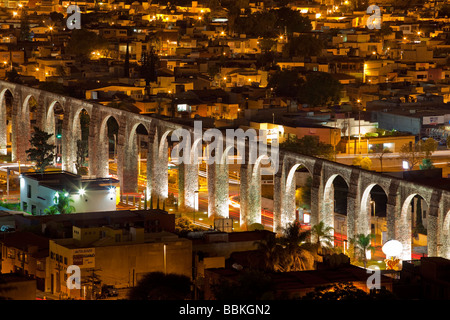Photo de nuit de l'eau, de l'aqueduc s'étendant 4200 pieds à travers la ville coloniale espagnole de Santiago de Queretaro, Queretaro, Mexique Banque D'Images
