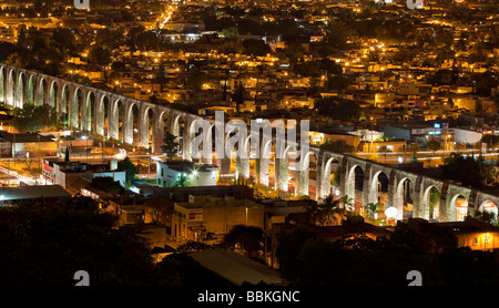 Photo de nuit de l'eau, de l'aqueduc s'étendant 4200 pieds à travers la ville coloniale espagnole de Santiago de Queretaro, Queretaro, Mexique Banque D'Images