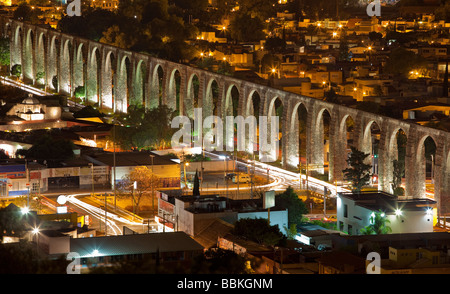 Photo de nuit de l'eau, de l'aqueduc s'étendant 4200 pieds à travers la ville coloniale espagnole de Santiago de Queretaro, Queretaro, Mexique Banque D'Images