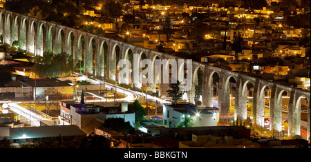 Photo de nuit de l'eau, de l'aqueduc s'étendant 4200 pieds à travers la ville coloniale espagnole de Santiago de Queretaro, Queretaro, Mexique Banque D'Images