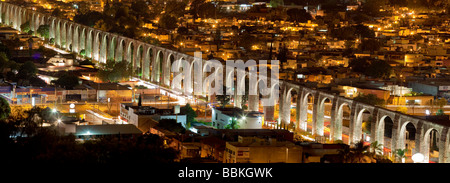Photo de nuit de l'eau, de l'aqueduc s'étendant 4200 pieds à travers la ville coloniale espagnole de Santiago de Queretaro, Queretaro, Mexique Banque D'Images