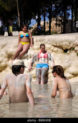 Baigneurs dans la piscine de travertin, Pamukkale, province de Denizli, République de Türkiye Banque D'Images