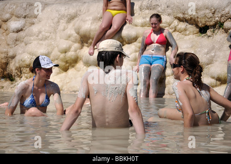 Baigneurs dans la piscine de travertin, Pamukkale, province de Denizli, République de Türkiye Banque D'Images