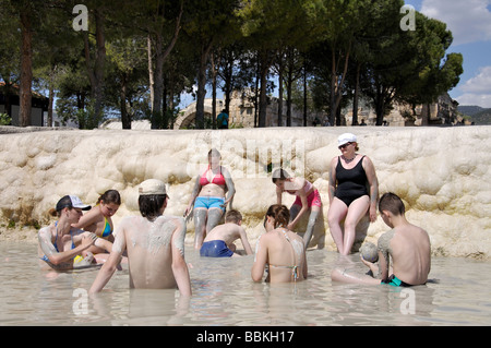 Baigneurs dans la piscine de travertin, Pamukkale, province de Denizli, République de Türkiye Banque D'Images