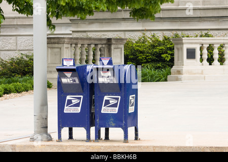 Deux United States Postal Service boîtes aux lettres dans l'avant du palais de justice du comté de Linn, Cedar Rapids, Iowa, USA Banque D'Images