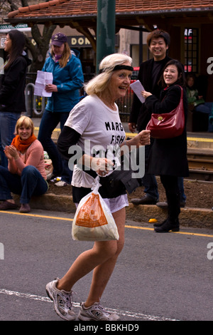 Marathon de Boston 2009. Femme mature s'exécutant dans le Marathon de Boston. Banque D'Images