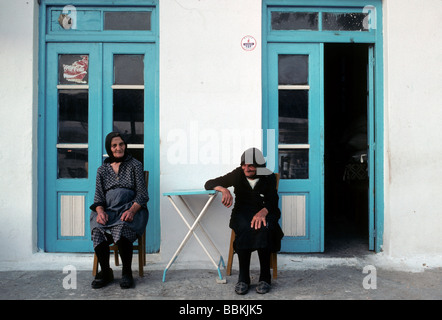 Deux femmes âgées, Aegina, Grèce Banque D'Images