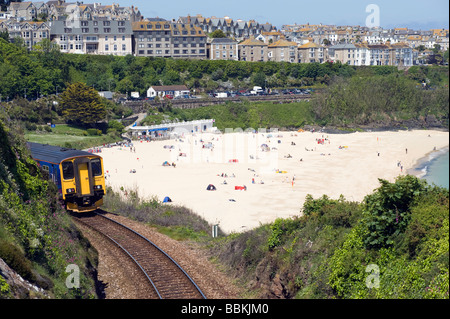 Train de quitter la plage de Porthminster et Porthminster dans'' de St Ives, Cornwall Banque D'Images