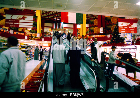 La ville de Koweït Koweït Sultan Center ( US Style Store ) des gens portant des vêtements traditionnels et de l'Ouest Banque D'Images