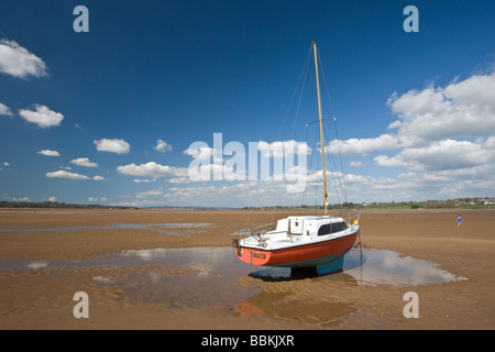 Petite coque rouge Yacht s'assit sur le banc à Exmouth, Devon, UK Banque D'Images