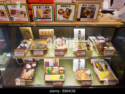 Affichage cas montre les boîtes Bento en vente au magasin dans Shunmisaisai station Nagoya Aichi Nagoya Japon Banque D'Images