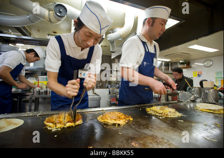 Les cuisiniers préparent à l'okonomiyaki Rei chan restaurant à la gare d'Hiroshima Hiroshima Japon Banque D'Images