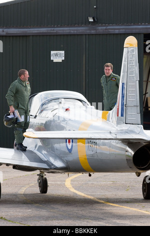 British Aerospace P84 Jet Provost T4 XR673 G-BXLO garé en font de hanger avec les pilotes après l'atterrissage à l'Aérodrome de Sandtoft Banque D'Images