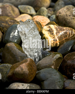 Fontaine à eau plus de cailloux Banque D'Images