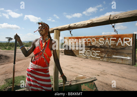 Ngoiroro est un village de 200 habitants appartenant à la tribu Massai Le village jette droit dans la vallée du Rift au sud de Nairobi, la frontière tanzanienne les Massaïs vivent très près de la nature et de leurs animaux, les vaches et les chèvres sont plus importants que l'argent pour les Massaïs chaque famille est propriétaire d'environ 50 vaches et 50 chèvres l'alimentation principale des villageois est la viande et le lait sont des femmes suppose pour traire les vaches deux fois par jour et les petits garçons ont à s'occuper du troupeau pendant le jour tandis que de nombreux hommes Massai de pâturage travaillent dans les lodges dans le massai mara de faire une vie Banque D'Images