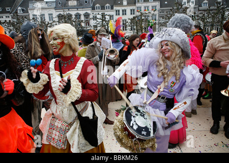 Carnaval de Maastricht Ce festival est différent dans d'autres parties de la Hollande comme il y a environ 100 groupes jouant de la musique live fanfara dans le centre-ville La plupart des célébrations ont lieu à l'extérieur sur les rues et places durant trois jours de festivités on danse chat joke et surtout boire beaucoup d'alcool Banque D'Images