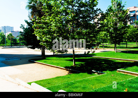 Park dans le quartier Diagonal Mar de Barcelone. Banque D'Images