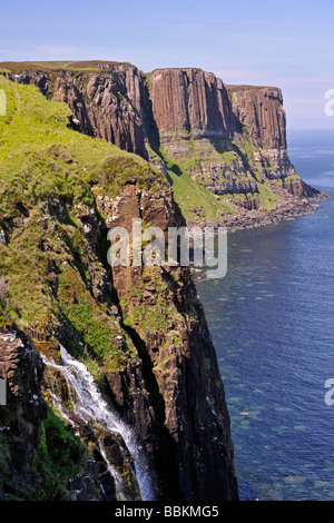 Le Kilt Rock, Trotternish, île de Skye, Hébrides intérieures, Ecosse, Royaume-Uni, Europe. Banque D'Images