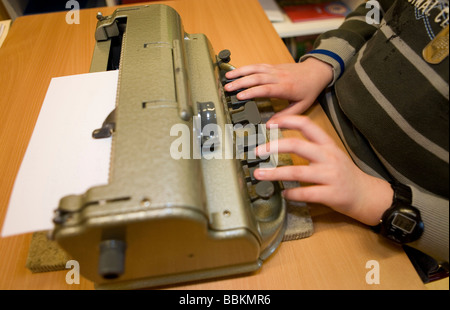 Visio est une école spéciale pour les personnes aveugles et malvoyantes Il existe de nombreux outils, comme le Braille loupes de grands livres avec des gros caractères et Braille machines à écrire braille maps Banque D'Images