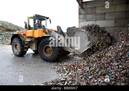 Le recyclage des capsules de bouteille toutes les municipalités aux Pays-Bas sont tenus de fournir des points de collecte pour les connus et les matières dangereuses recyclables ou tous les types de déchets séparés peuvent être acceptés ici pour libre ou une petite somme en fonction du type de matériel green stuff et briques de béton est habituellement libre certains magasins effectuer collection de peinture produits chimiques de recyclage des déchets des ménages néerlandais batteries à 60 en moyenne 2006 Banque D'Images