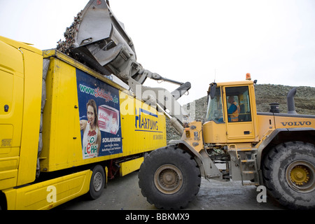 Le recyclage des capsules de bouteille toutes les municipalités aux Pays-Bas sont tenus de fournir des points de collecte pour les connus et les matières dangereuses recyclables ou tous les types de déchets séparés peuvent être acceptés ici pour libre ou une petite somme en fonction du type de matériel green stuff et briques de béton est habituellement libre certains magasins effectuer collection de peinture produits chimiques de recyclage des déchets des ménages néerlandais batteries à 60 en moyenne 2006 Banque D'Images