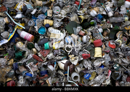 Le recyclage des capsules de bouteille toutes les municipalités aux Pays-Bas sont tenus de fournir des points de collecte pour les connus et les matières dangereuses recyclables ou tous les types de déchets séparés peuvent être acceptés ici pour libre ou une petite somme en fonction du type de matériel green stuff et briques de béton est habituellement libre certains magasins effectuer collection de peinture produits chimiques de recyclage des déchets des ménages néerlandais batteries à 60 en moyenne 2006 Banque D'Images