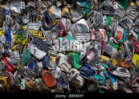 Le recyclage des capsules de bouteille toutes les municipalités aux Pays-Bas sont tenus de fournir des points de collecte pour les connus et les matières dangereuses recyclables ou tous les types de déchets séparés peuvent être acceptés ici pour libre ou une petite somme en fonction du type de matériel green stuff et briques de béton est habituellement libre certains magasins effectuer collection de peinture produits chimiques de recyclage des déchets des ménages néerlandais batteries à 60 en moyenne 2006 Banque D'Images