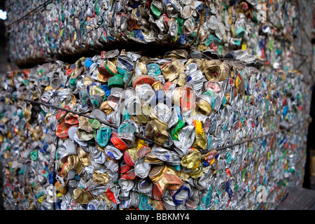 Le recyclage des capsules de bouteille toutes les municipalités aux Pays-Bas sont tenus de fournir des points de collecte pour les connus et les matières dangereuses recyclables ou tous les types de déchets séparés peuvent être acceptés ici pour libre ou une petite somme en fonction du type de matériel green stuff et briques de béton est habituellement libre certains magasins effectuer collection de peinture produits chimiques de recyclage des déchets des ménages néerlandais batteries à 60 en moyenne 2006 Banque D'Images