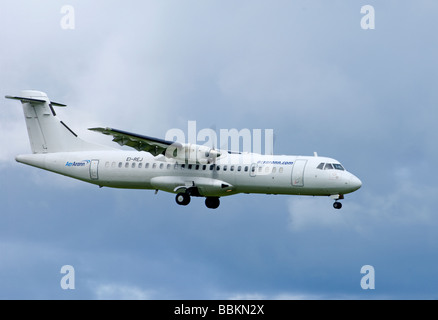 Un Aer Arann ATR 72 avion de passagers arrivant à Inverness Dalcross Aéroport. 2497 SCO Banque D'Images