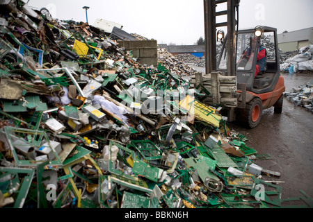 Reclycling de pièces informatiques toutes les municipalités aux Pays-Bas sont tenus de fournir des points de collecte pour les connus et les matières dangereuses recyclables ou tous les types de déchets séparés peuvent être acceptés ici pour libre ou une petite somme en fonction du type de matériel green stuff et briques de béton est habituellement libre certains magasins effectuer collection de peinture produits chimiques de recyclage des déchets des ménages néerlandais batteries à 60 en moyenne 2006 Banque D'Images