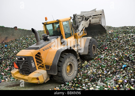 Recyclage des déchets toxiques toutes les municipalités aux Pays-Bas sont tenus de fournir des points de collecte pour les connus et les matières dangereuses recyclables ou tous les types de déchets séparés peuvent être acceptés ici pour libre ou une petite somme en fonction du type de matériel green stuff et briques de béton est habituellement libre certains magasins effectuer collection de peinture produits chimiques de recyclage des déchets des ménages néerlandais batteries à 60 en moyenne 2006 Banque D'Images