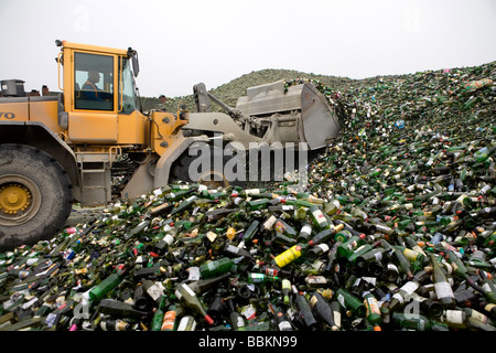 Recyclage des déchets toxiques toutes les municipalités aux Pays-Bas sont tenus de fournir des points de collecte pour les connus et les matières dangereuses recyclables ou tous les types de déchets séparés peuvent être acceptés ici pour libre ou une petite somme en fonction du type de matériel green stuff et briques de béton est habituellement libre certains magasins effectuer collection de peinture produits chimiques de recyclage des déchets des ménages néerlandais batteries à 60 en moyenne 2006 Banque D'Images