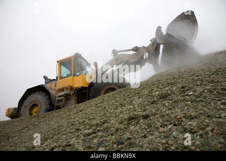 Recyclage des déchets toxiques toutes les municipalités aux Pays-Bas sont tenus de fournir des points de collecte pour les connus et les matières dangereuses recyclables ou tous les types de déchets séparés peuvent être acceptés ici pour libre ou une petite somme en fonction du type de matériel green stuff et briques de béton est habituellement libre certains magasins effectuer collection de peinture produits chimiques de recyclage des déchets des ménages néerlandais batteries à 60 en moyenne 2006 Banque D'Images