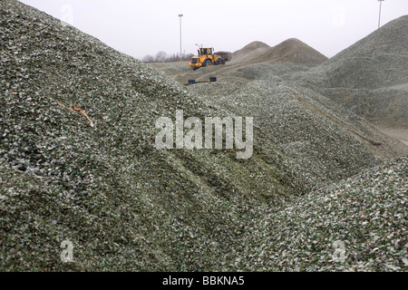 Recyclage des déchets toxiques toutes les municipalités aux Pays-Bas sont tenus de fournir des points de collecte pour les connus et les matières dangereuses recyclables ou tous les types de déchets séparés peuvent être acceptés ici pour libre ou une petite somme en fonction du type de matériel green stuff et briques de béton est habituellement libre certains magasins effectuer collection de peinture produits chimiques de recyclage des déchets des ménages néerlandais batteries à 60 en moyenne 2006 Banque D'Images